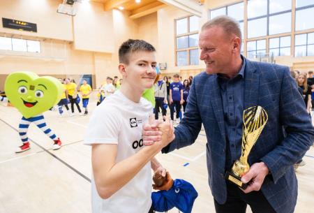 Zupan Obcine Store Miran Jurkosek podeljuje priznanje soli zmagovalki